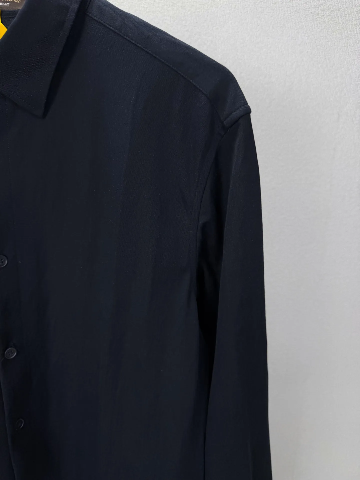 Loro Piana 2026 New Arrival Solid Color Linen Couple Style Lapel Shirt High Version High Version The fabric is made of linen, cotton, nylon composite materials, the whole body is solid color, simple and loose fit, and the leather letter logo embroidery design on the back neck is fashionable and personalized. Super Versatile and good-looking shirt. Very suitable for both men and women. A must-have for everyone. Packaging Tag Collar Label Washed Wheat Complete 👍 Colors: Navy Blue, Gray, Khaki, White Sizes:M-4XL
